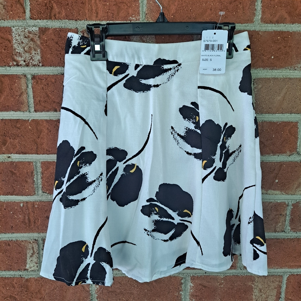 Nordstrom Lush Black and White Floral Mini Skirt Size Small - Picture 3 of 8